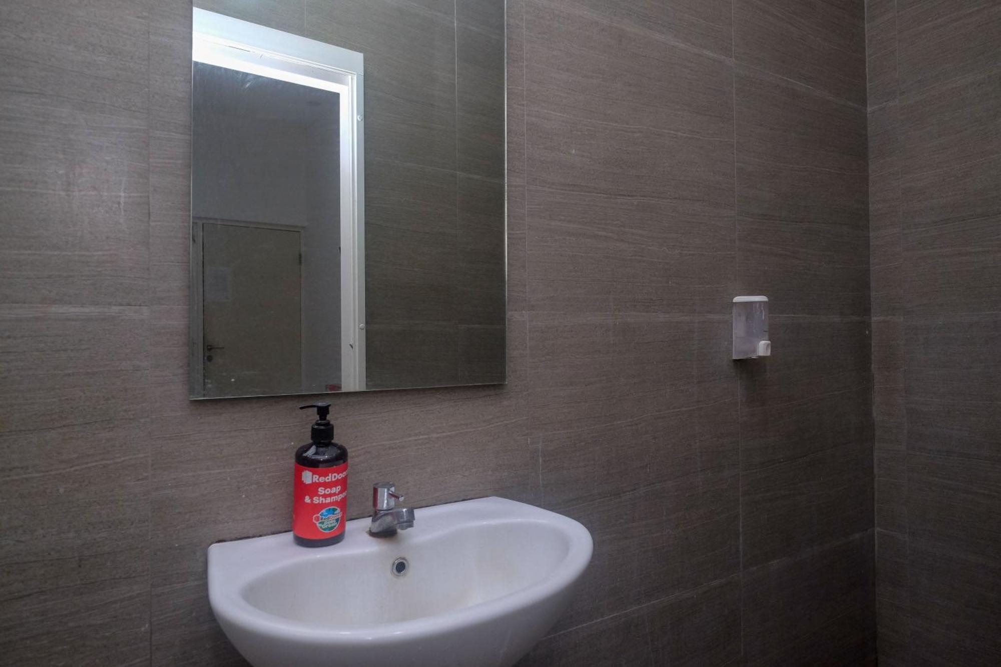 Hotel Reddoorz Syariah Near Simpang Lima Semarang Jomblang Exteriér fotografie